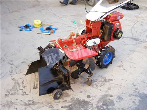 小型開(kāi)溝覆膜機(jī)